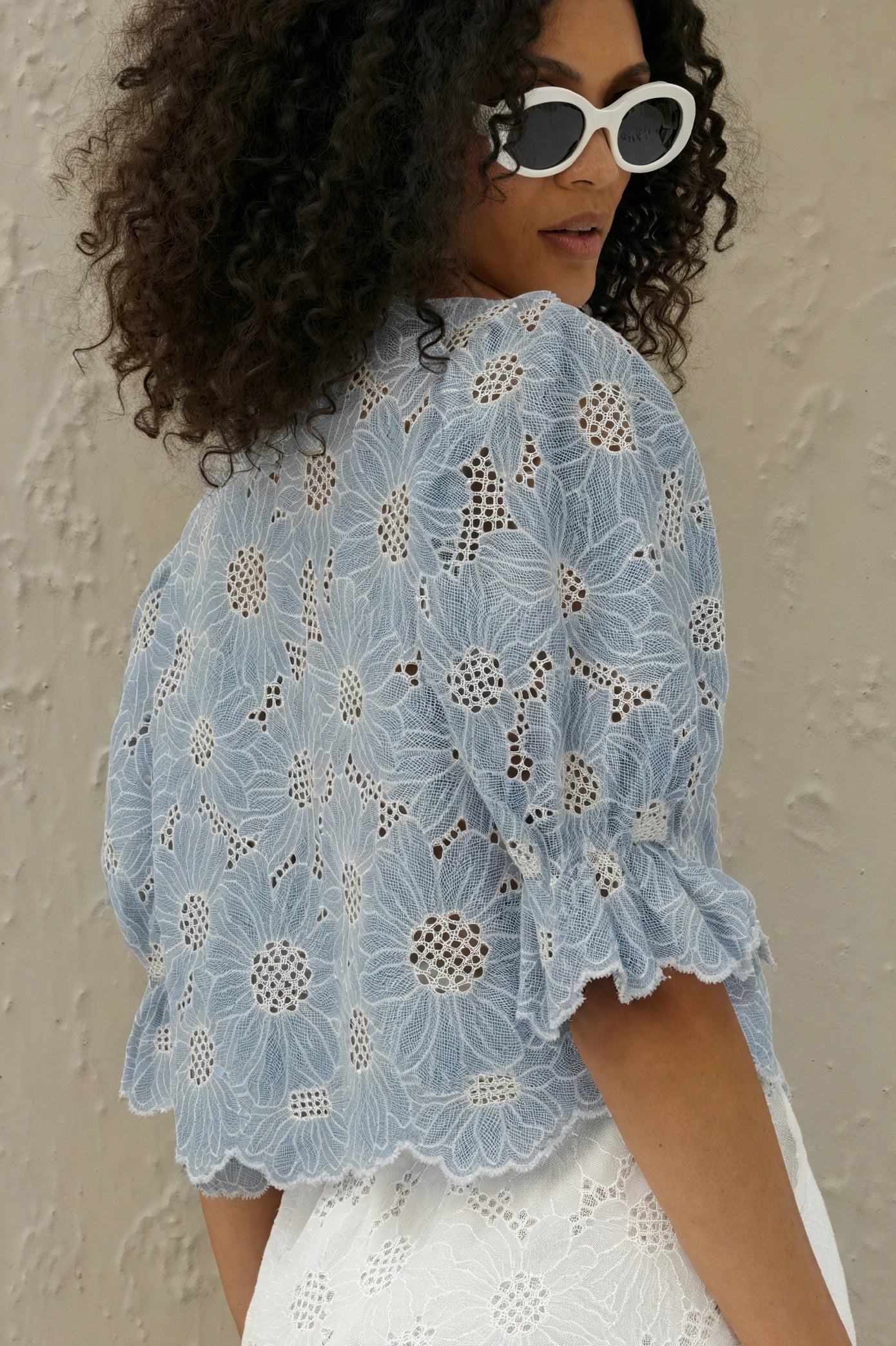 Vela Official Conjunto Dos Piezas Mujer – Top Azul Floral Calado & Shorts Blancos con Bolso Rafia-83298-fb22c469-f79b-4f1d-8be1-707082123db8