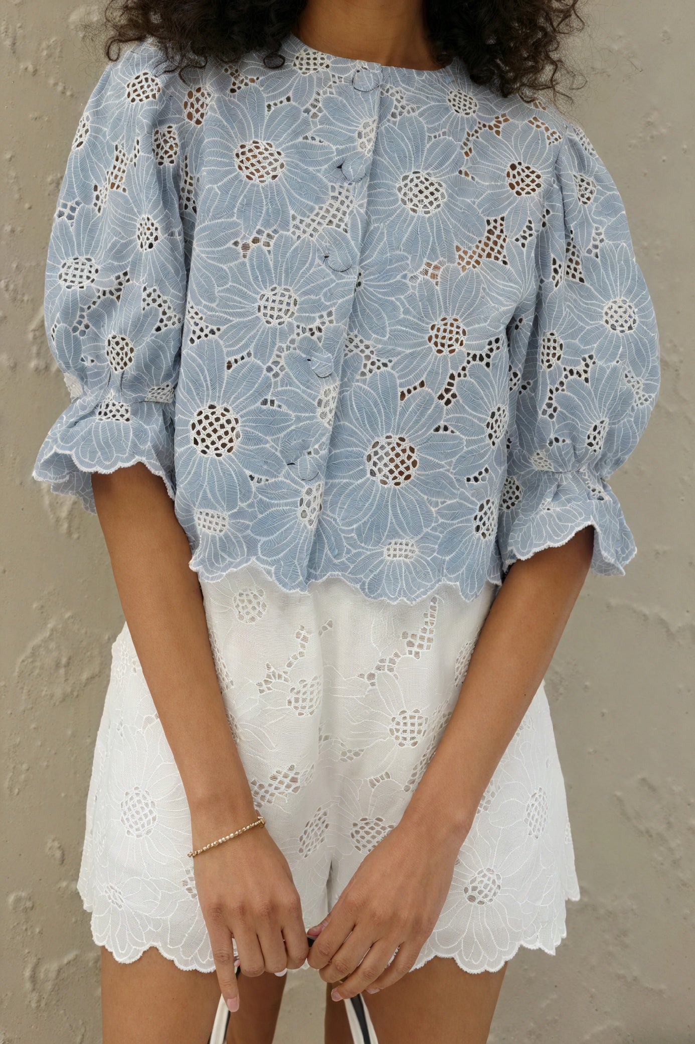 Vela Official Conjunto Dos Piezas Mujer – Top Azul Floral Calado & Shorts Blancos con Bolso Rafia-83298-98e3c796-f349-4996-bf9e-9ce93f733ec4