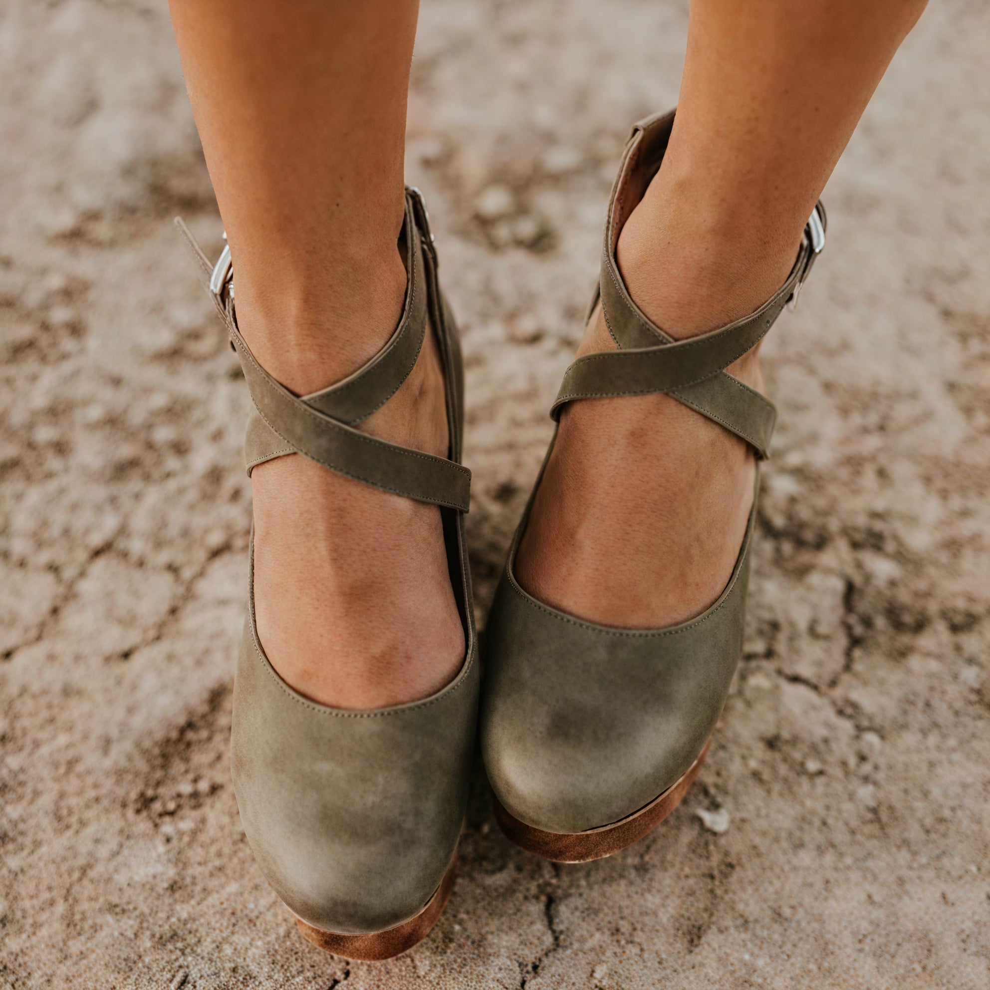 Sandalias de Plataforma para Mujer – Piel, Suela de Madera, Tiras Cruzadas, Hebilla Tobillo-83366-9db21935-cf5a-4b84-b760-ef7978a65042