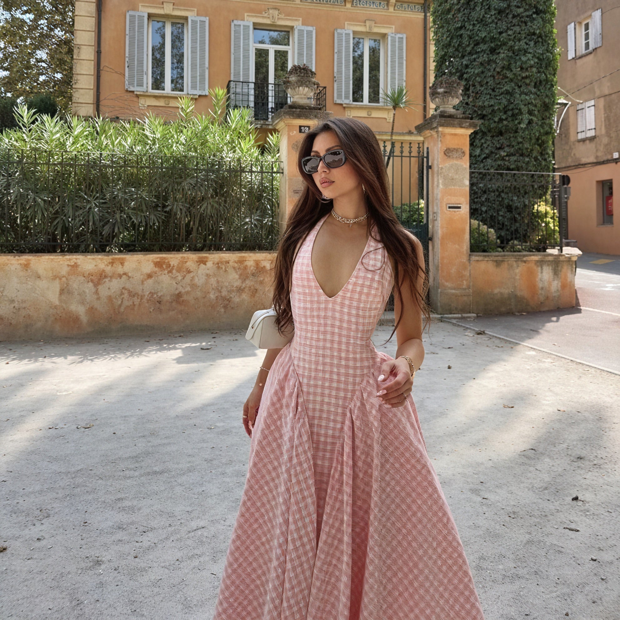 Vestido Gingham Rosa y Blanco con Escote V y Falda Plisada, Estilo Clásico Femenino-83586-14ee1f0a-e257-4f17-95a0-88813271f76c