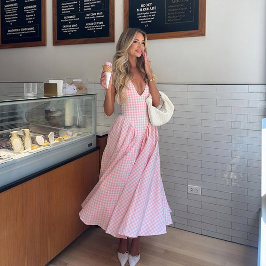 Vestido Gingham Rosa y Blanco con Escote V y Falda Plisada, Estilo Clásico Femenino-83586-323438b6-2cee-4b0f-9d9f-8737f9b67f35