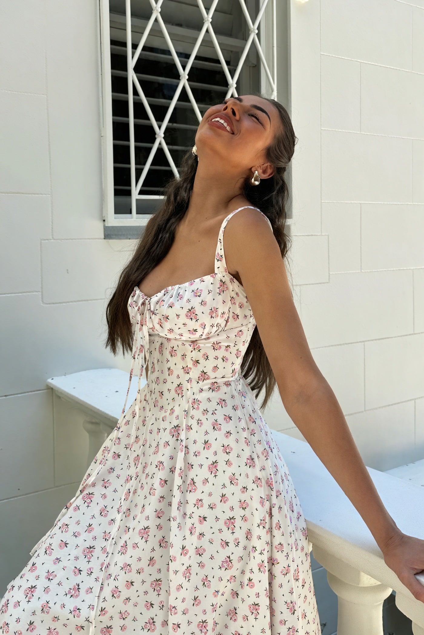 Vestido para Mujer Blanco con Estampado Floral – Escote Atado, Tirantes Ajustables, Tejido Ligero-83612-bde914dc-9ea6-4bcd-8f9d-36d8035b387c