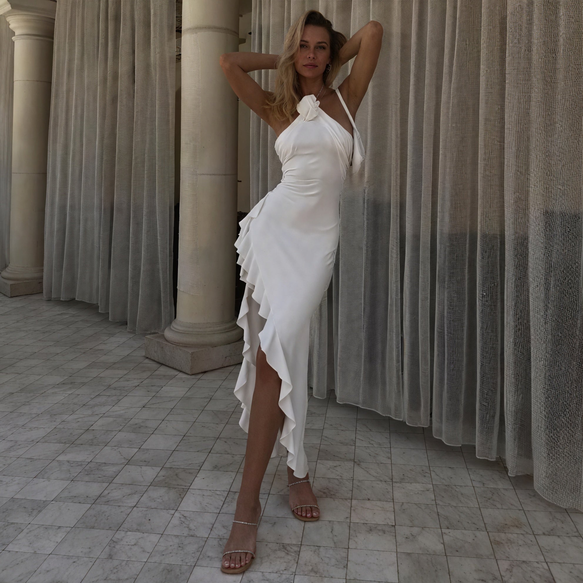 Vestido Sin Mangas Mujer – Bajo Asimétrico, Detalle Floral, Elegante-83646-a57ba27e-c2a4-4a29-9ae8-ba26af829e96