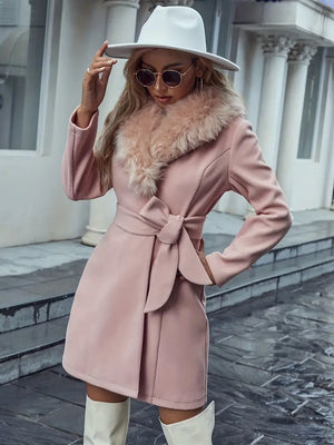 Abrigo Rosa para Mujer – Cuello de Piel Sintética, Cinturón Anudable, Estilo Elegante-39520-fbd6d2ff-3859-44a6-98af-8ba65cdd1d3c
