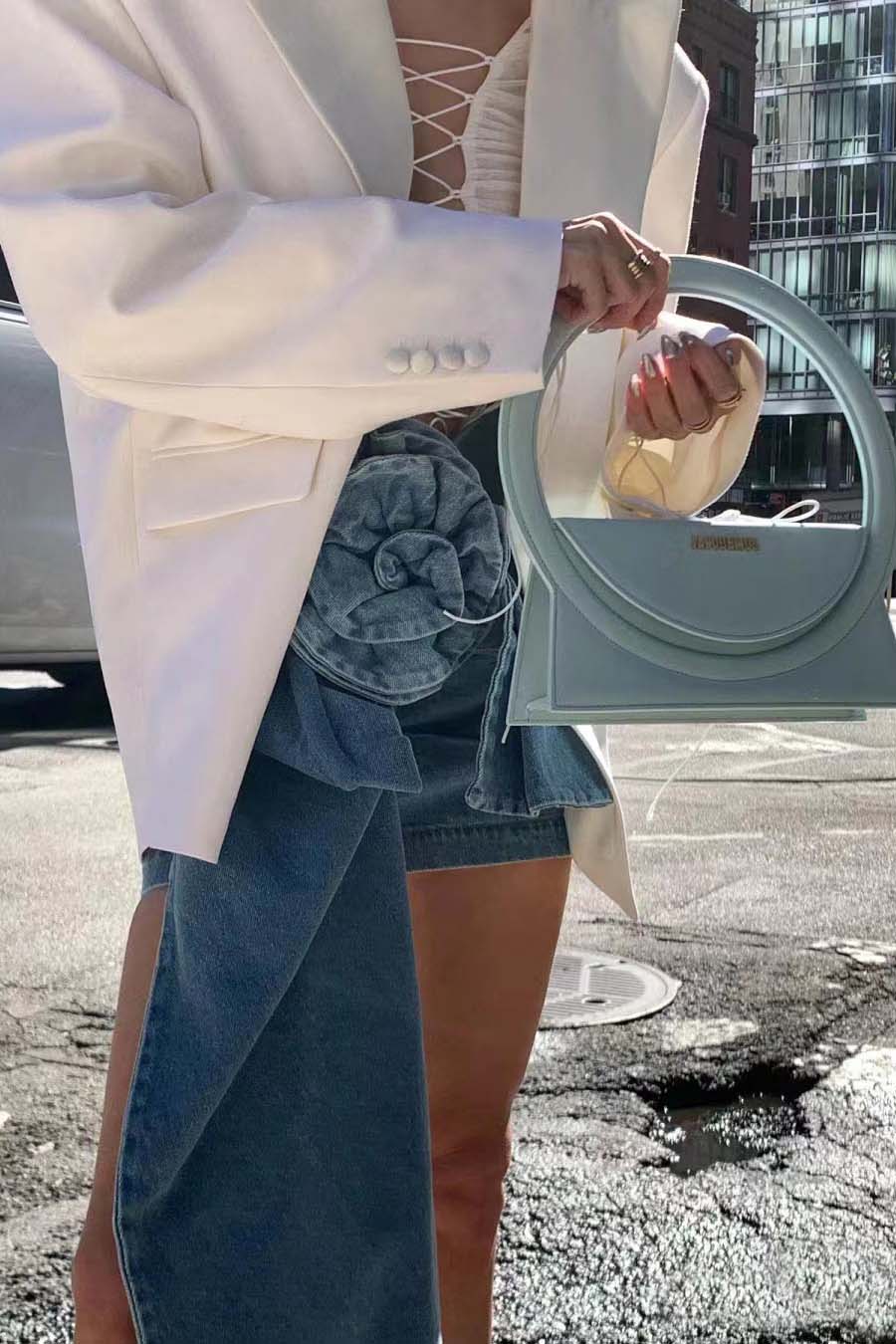 Falda Denim Asimétrica con Flor Esculpida