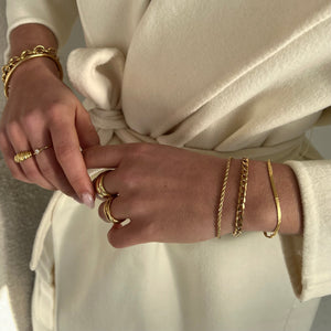 Elegancia Minimalista: Pulsera Trenzada Ajustable