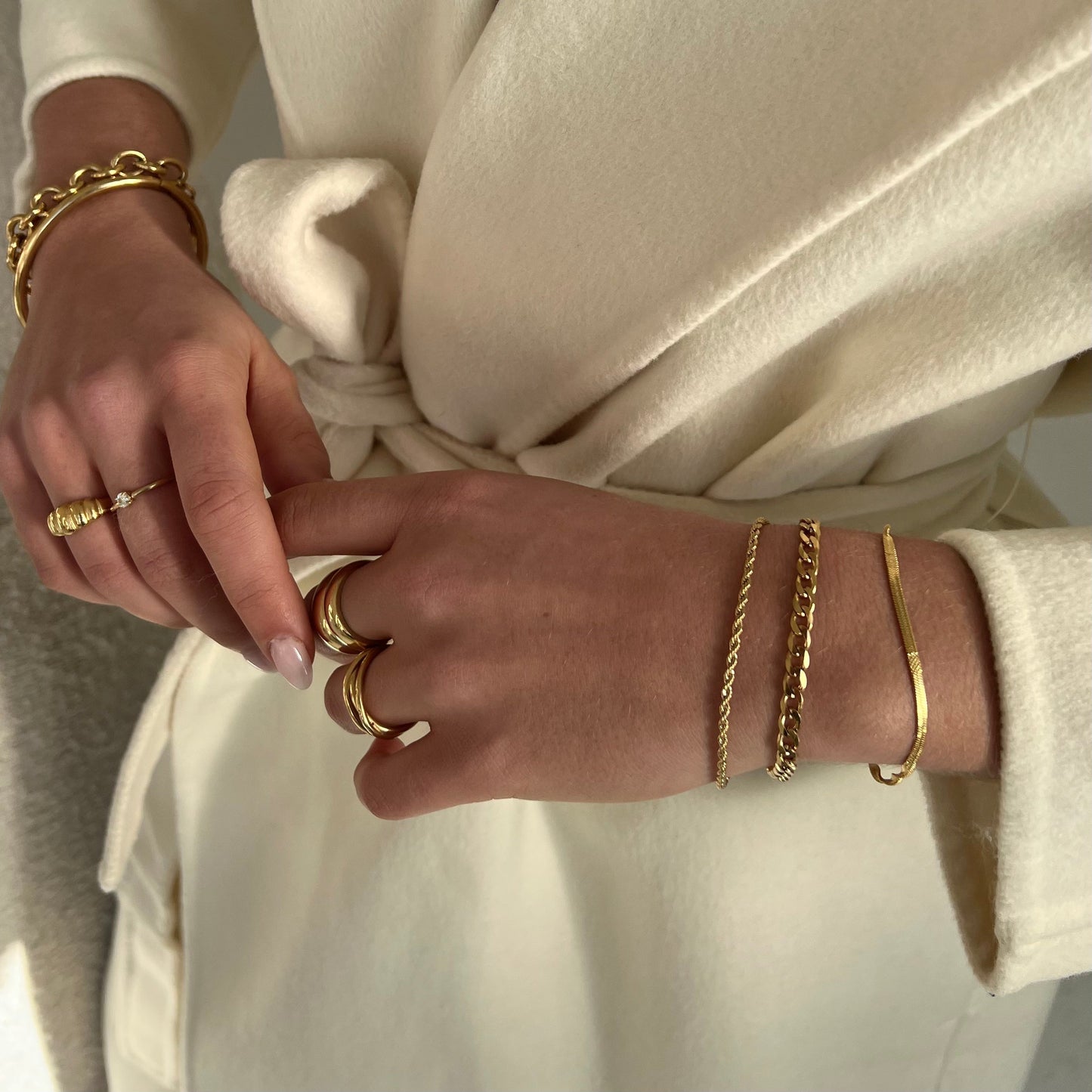 Elegancia Minimalista: Pulsera Trenzada Ajustable
