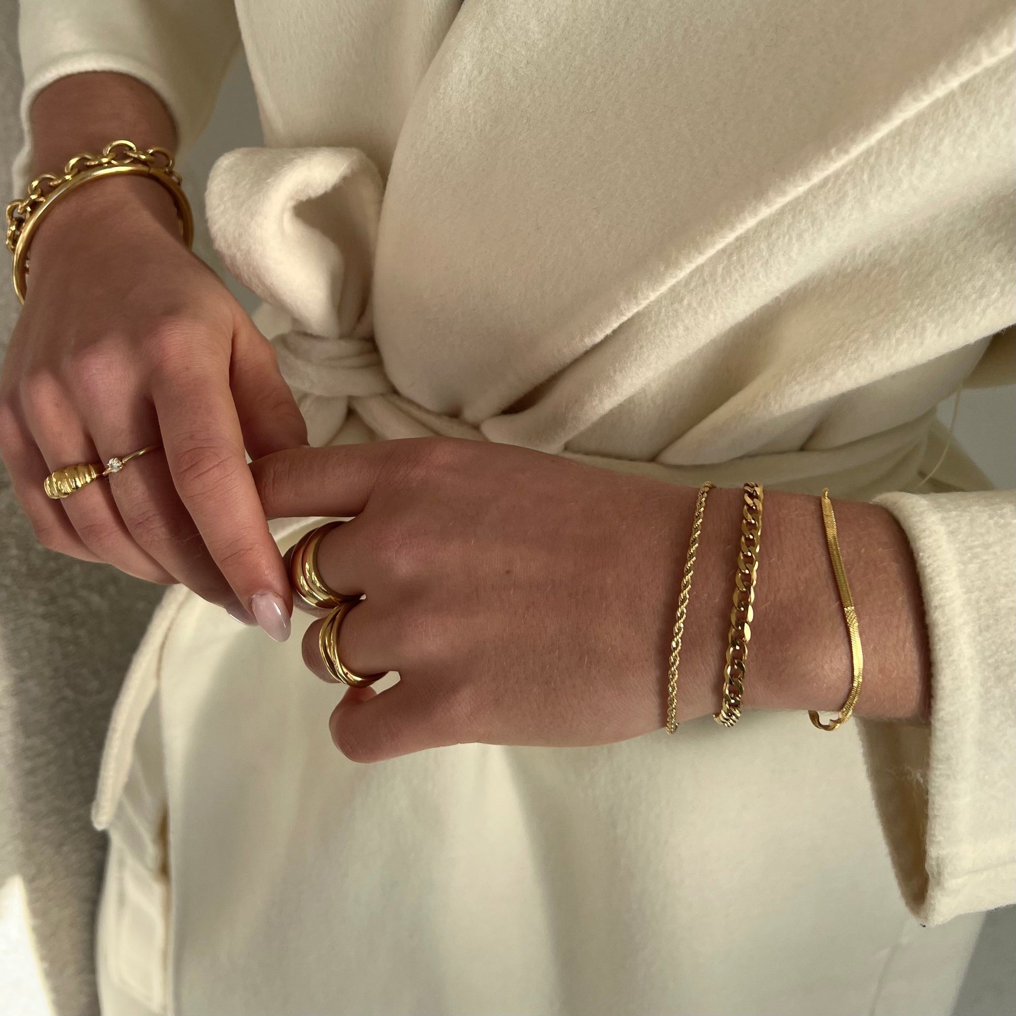 Elegancia Minimalista: Pulsera Trenzada Ajustable