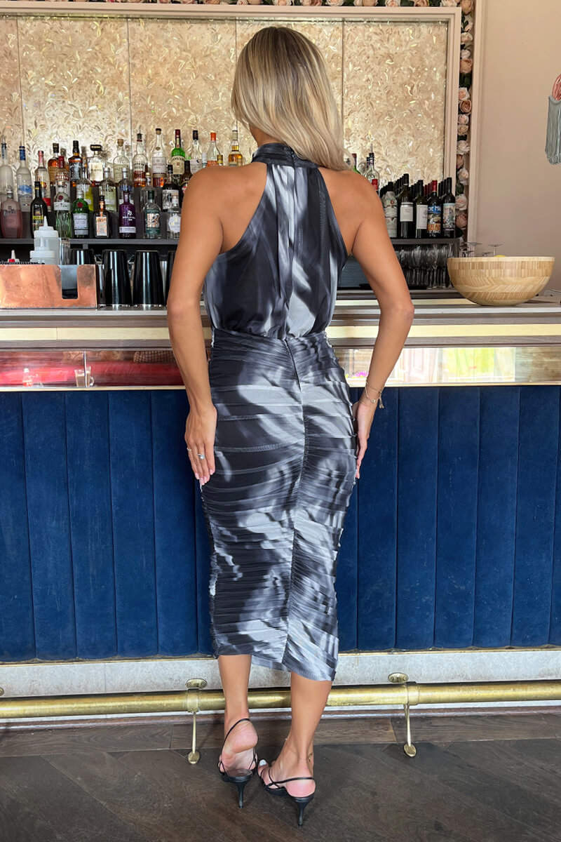 Vestido Midi Halter con Detalle Abstracto