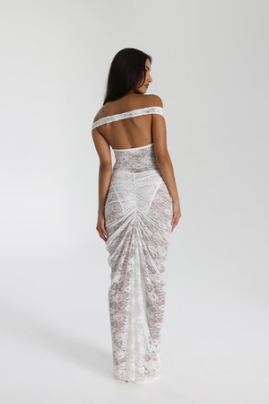 Vestido de Encaje con Hombros Descubiertos