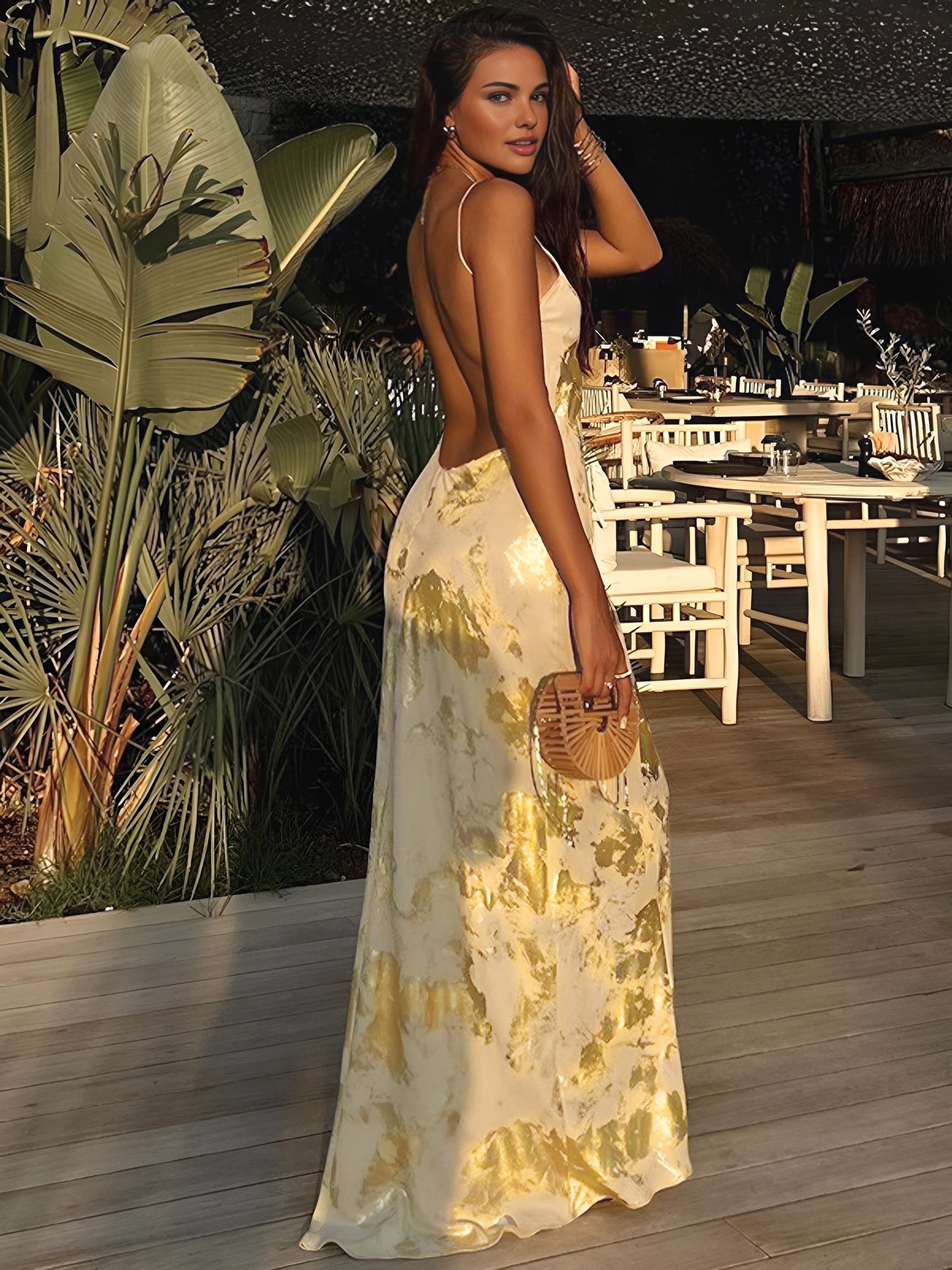 Vestido Fluido con Detalles Metálicos