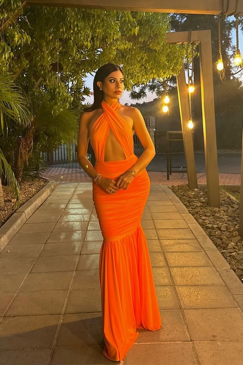 Vestido Halter con Abertura y Falda Plisada