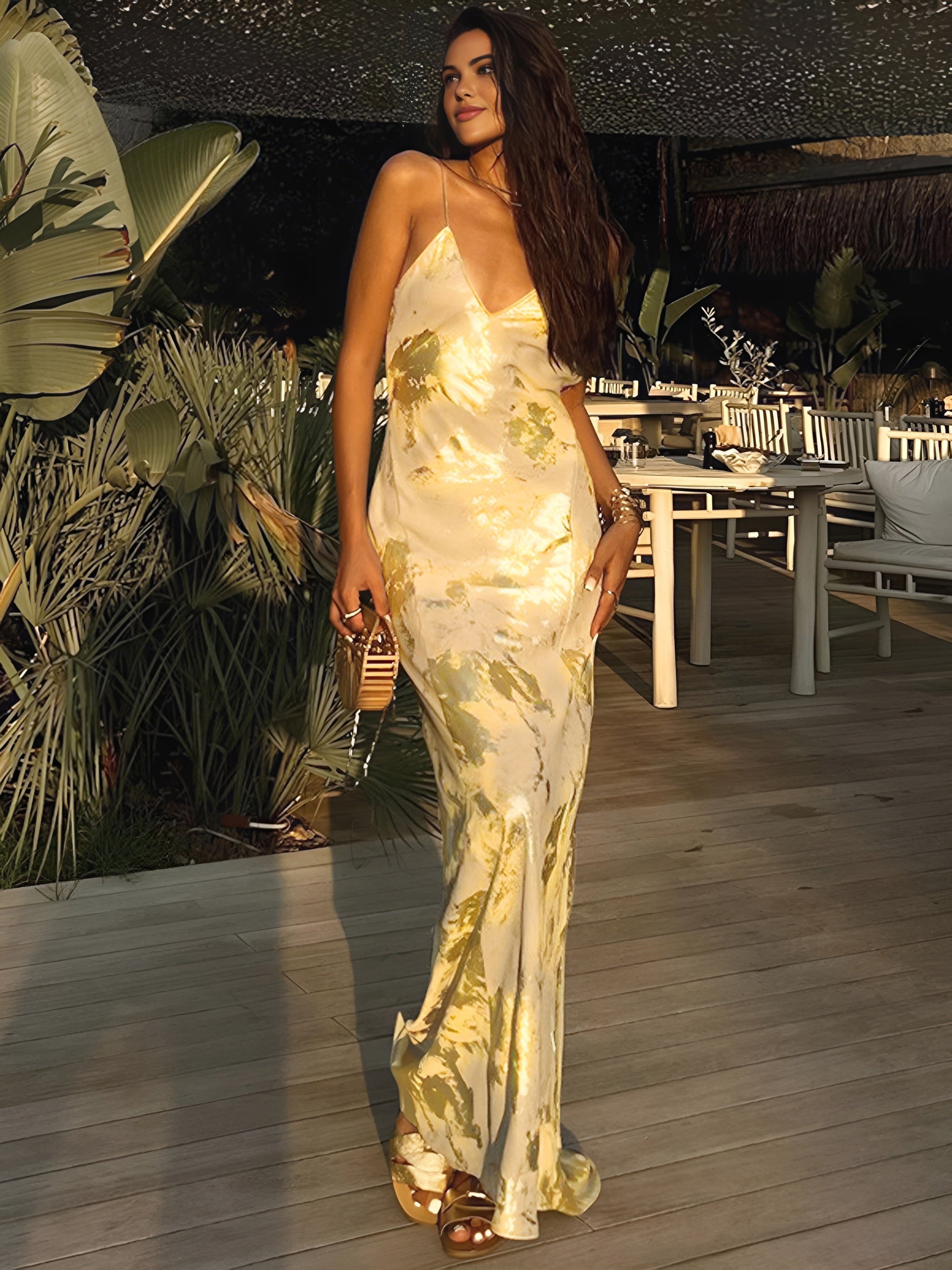 Vestido Fluido con Detalles Metálicos